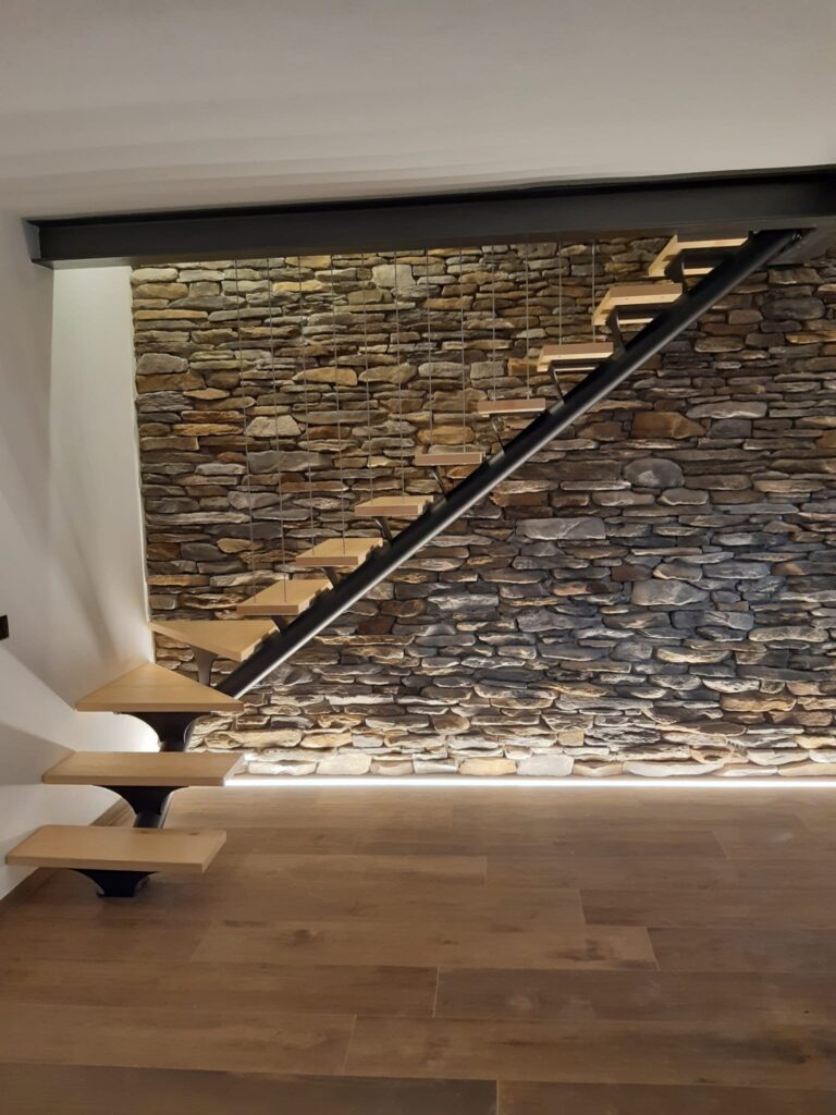 Scala sospesa in ferro con gradini in legno realizzata su misura da Cemar